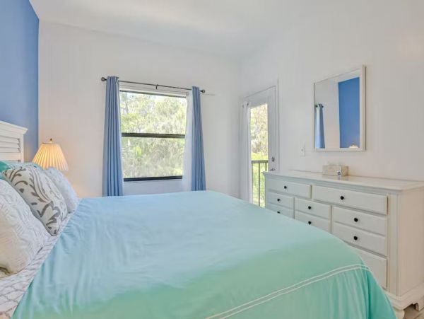Cozy Two Bedroom Condo with Pool and Tennis Court in Naples
