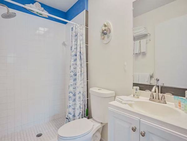Cozy Two Bedroom Condo with Pool and Tennis Court in Naples