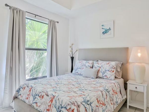 Cozy Two Bedroom Condo with Pool and Tennis Court in Naples