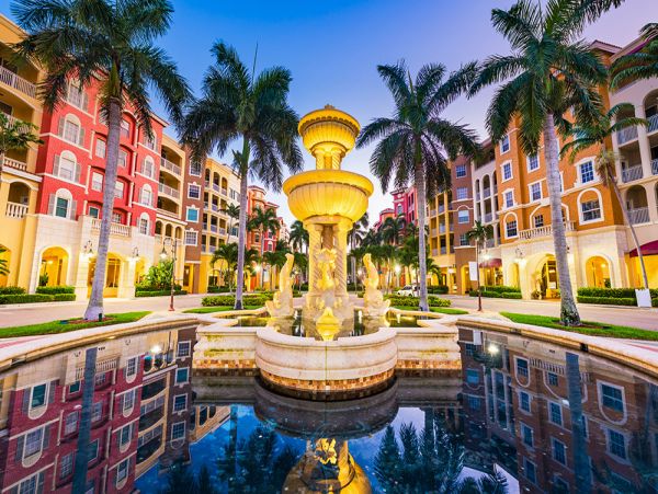 Cozy Two Bedroom Condo with Pool and Tennis Court in Naples