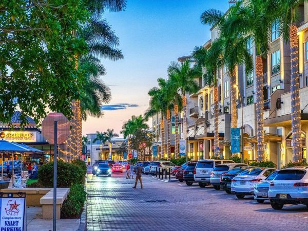 Cozy Two Bedroom Condo with Pool and Tennis Court in Naples