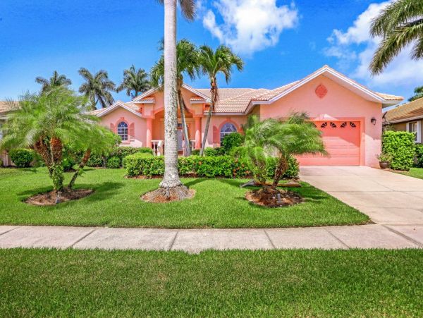 2 block Walk to beach and Marco Plaza