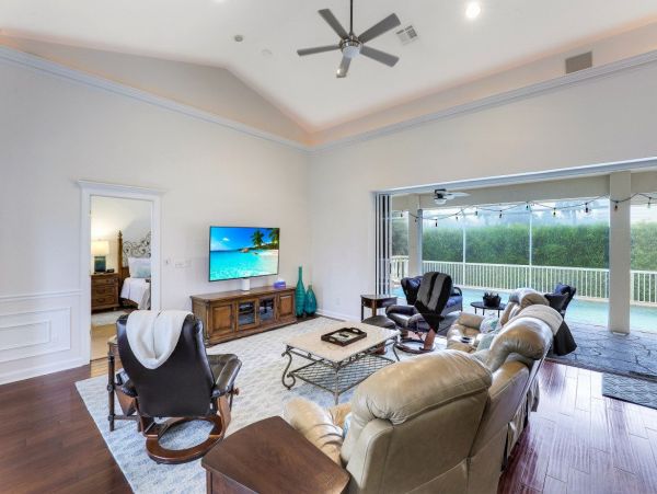 2 block Walk to beach and Marco Plaza