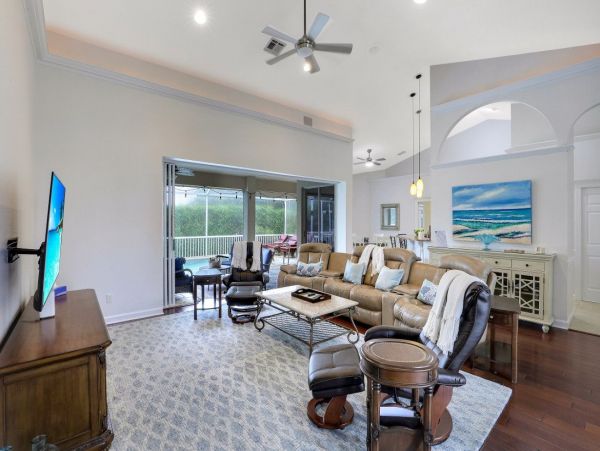 2 block Walk to beach and Marco Plaza
