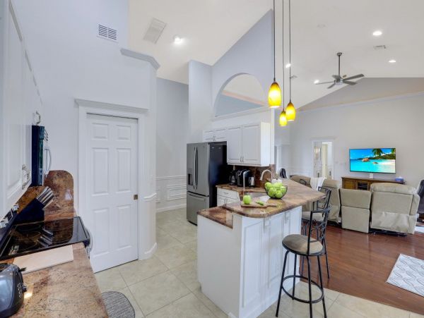 2 block Walk to beach and Marco Plaza