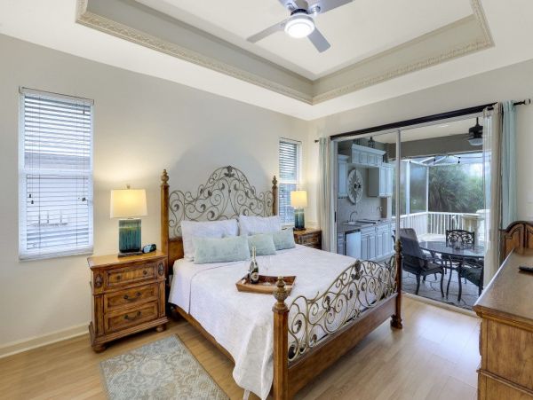 2 block Walk to beach and Marco Plaza