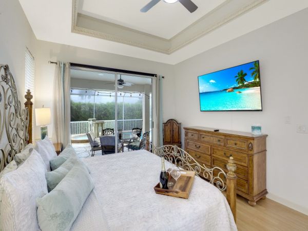 2 block Walk to beach and Marco Plaza