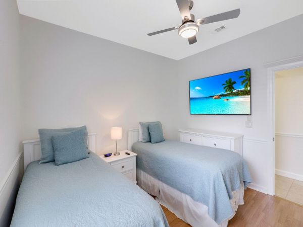 2 block Walk to beach and Marco Plaza