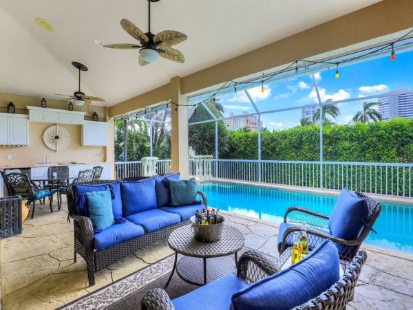 2 block Walk to beach and Marco Plaza