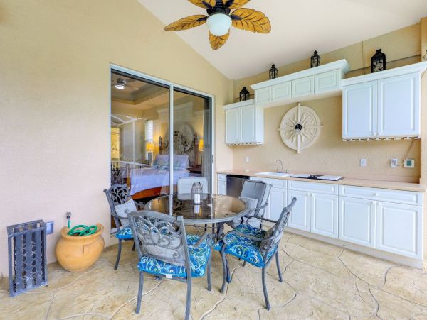 2 block Walk to beach and Marco Plaza