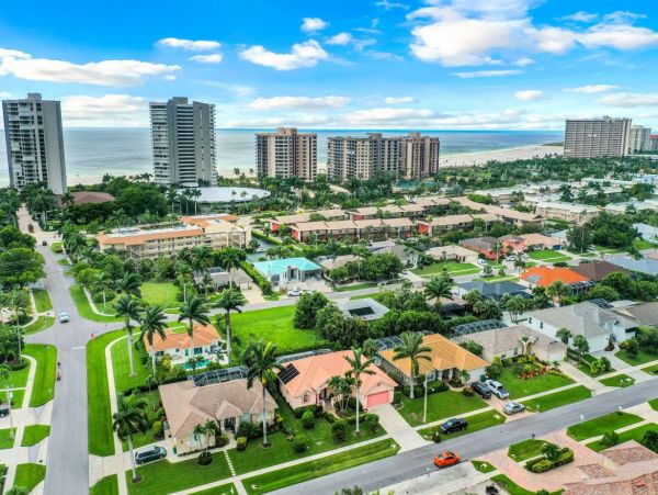 2 block Walk to beach and Marco Plaza