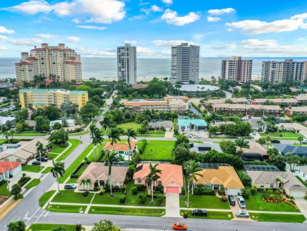 2 block Walk to beach and Marco Plaza