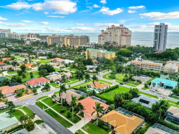 2 block Walk to beach and Marco Plaza
