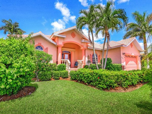 2 block Walk to beach and Marco Plaza