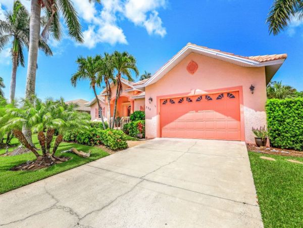2 block Walk to beach and Marco Plaza
