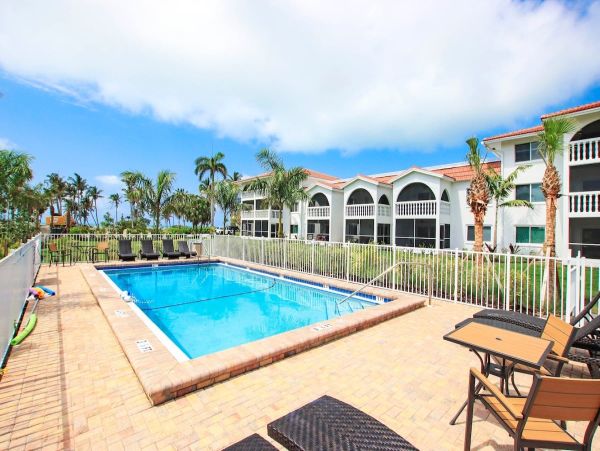 Walk to Beach 2 Bedroom