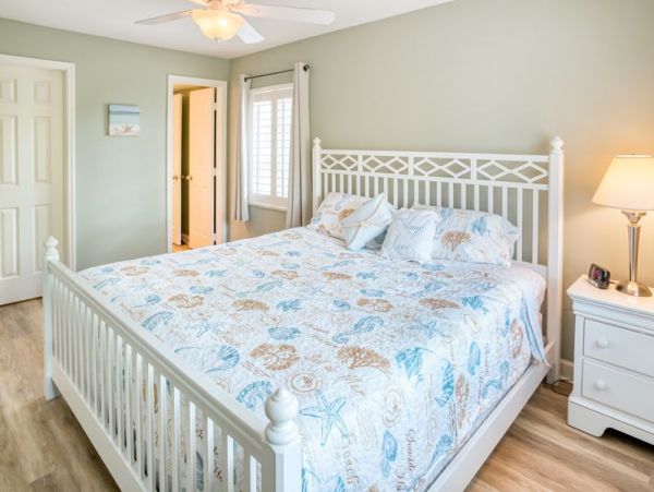 Walk to Beach 2 Bedroom