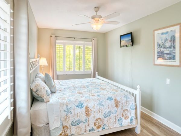 Walk to Beach 2 Bedroom