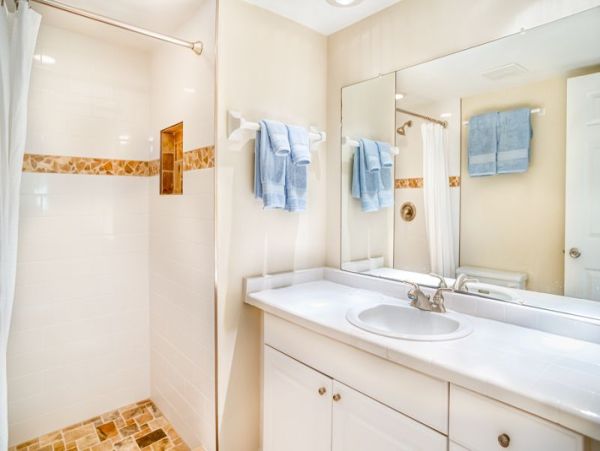 Walk to Beach 2 Bedroom