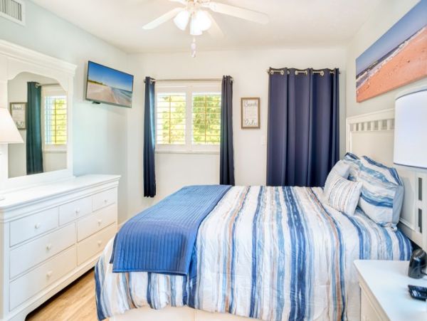 Walk to Beach 2 Bedroom