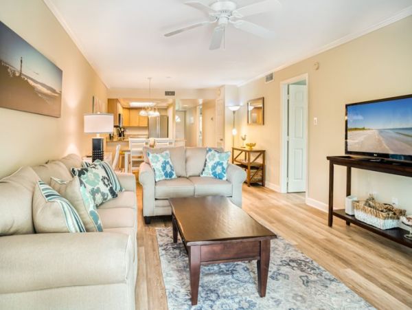 Walk to Beach 2 Bedroom