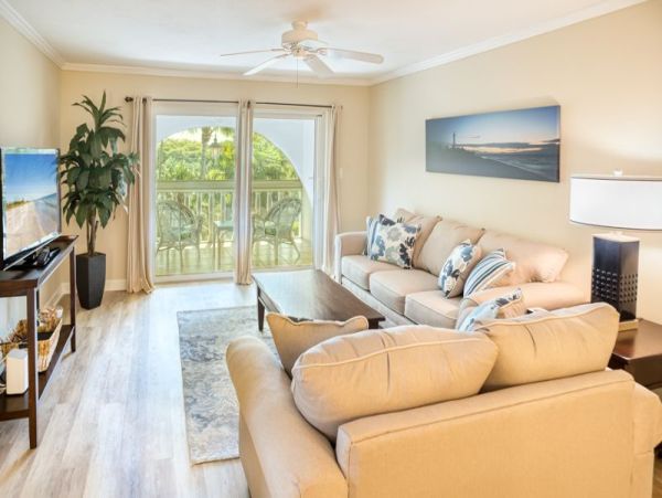Walk to Beach 2 Bedroom