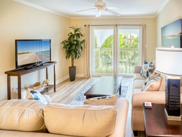Walk to Beach 2 Bedroom