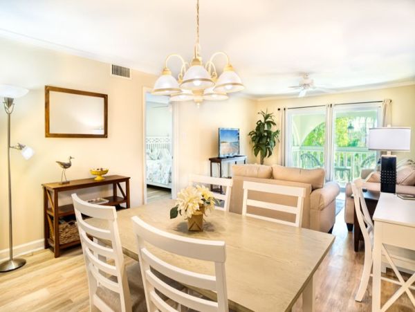 Walk to Beach 2 Bedroom