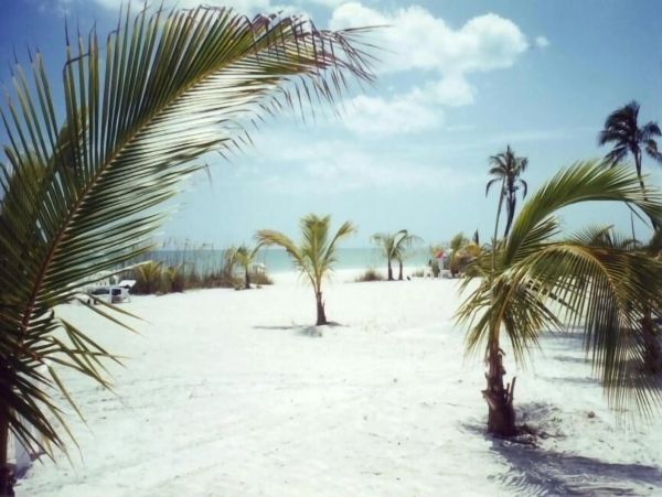 Walk to Beach 2 Bedroom
