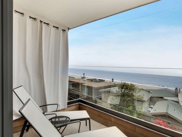 Luxurious 3 Bedroom Beach Home Ocean Views