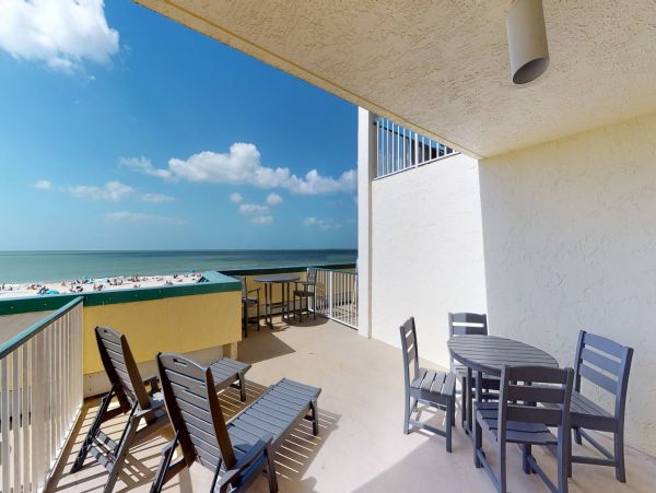 Beautiful Beachfront One Bedroom in Marco Island