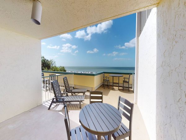 Beautiful Beachfront One Bedroom in Marco Island
