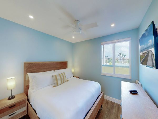 Beautiful Beachfront One Bedroom in Marco Island