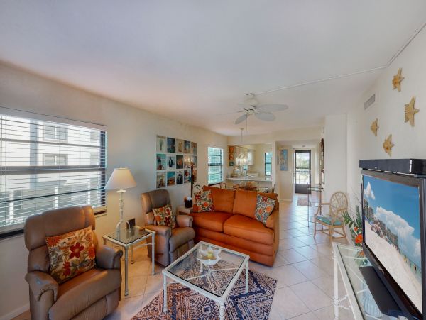 Marco Island Vacation Condo Right Across Street is the Beach Access!