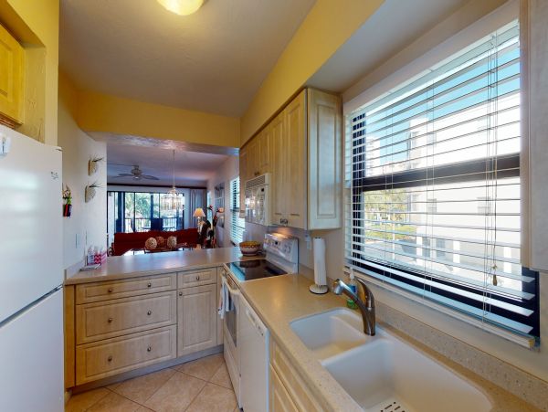 Marco Island Vacation Condo Right Across Street is the Beach Access!