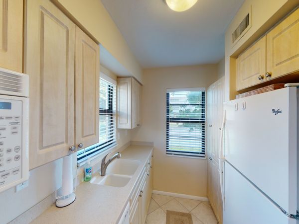 Marco Island Vacation Condo Right Across Street is the Beach Access!