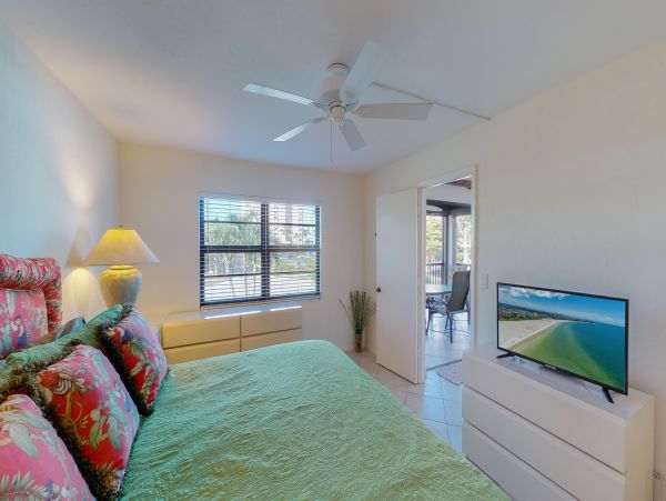Marco Island Vacation Condo Right Across Street is the Beach Access!