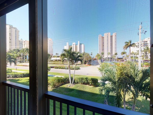 Marco Island Vacation Condo Right Across Street is the Beach Access!