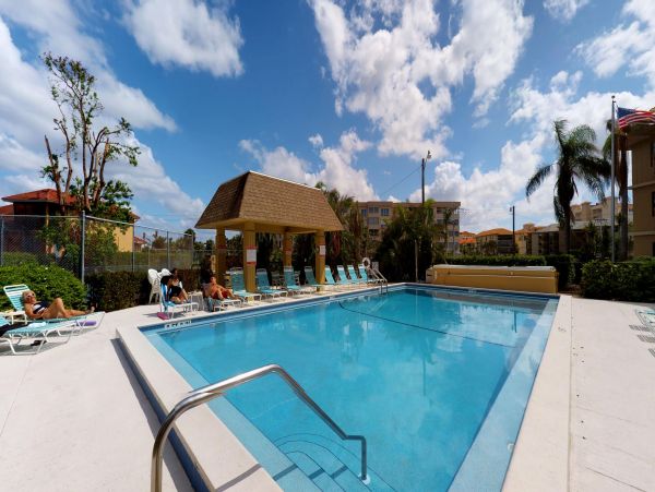 Marco Island Vacation Condo Right Across Street is the Beach Access!