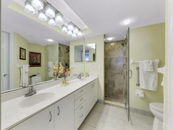 Two Bedroom Condo in  Vanderbilt Beach Sleeps Four Guests
