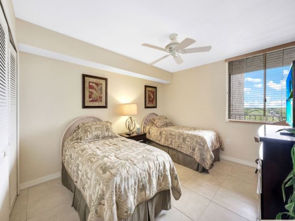 Two Bedroom Condo in  Vanderbilt Beach Sleeps Four Guests