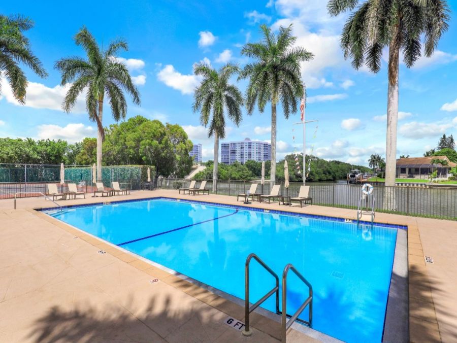 Two Bedroom Condo in  Vanderbilt Beach Sleeps Four Guests