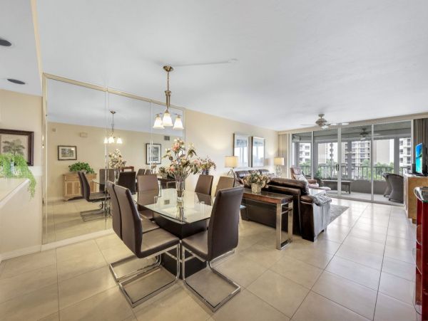 Two Bedroom Condo in  Vanderbilt Beach Sleeps Four Guests