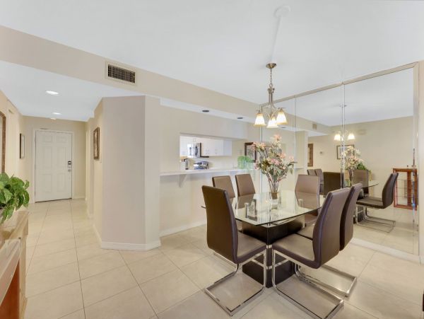 Two Bedroom Condo in  Vanderbilt Beach Sleeps Four Guests