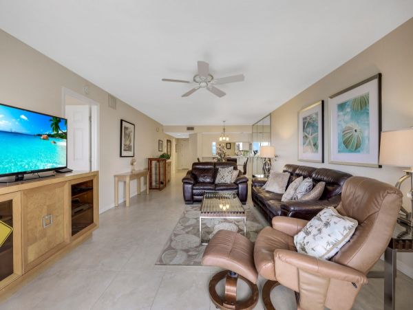Two Bedroom Condo in  Vanderbilt Beach Sleeps Four Guests