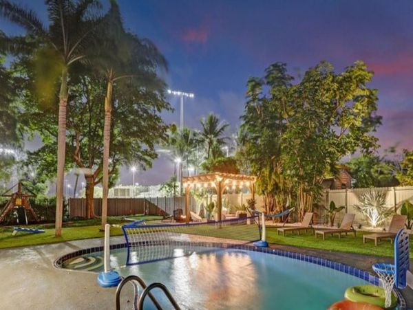 8 Bedroom Pool Vacation Home with Luxury Amenities