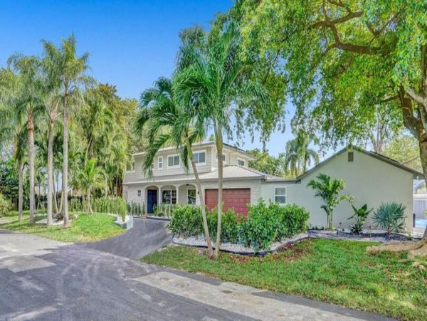 8 Bedroom Pool Vacation Home with Luxury Amenities