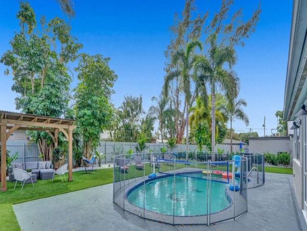 8 Bedroom Pool Vacation Home with Luxury Amenities