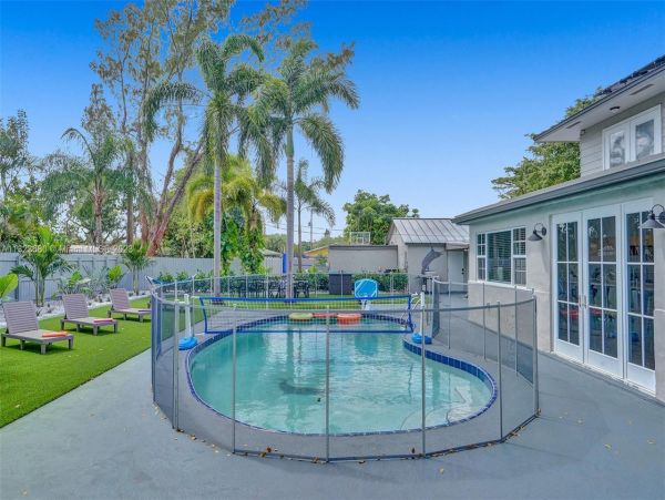 8 Bedroom Pool Vacation Home with Luxury Amenities