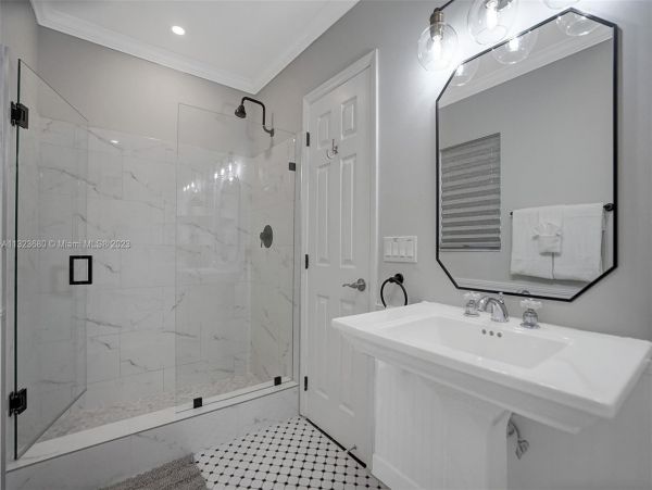 8 Bedroom Pool Vacation Home with Luxury Amenities